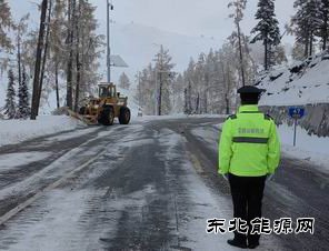 布尔津执法大队:风雪护航 S232线 联动除雪保通行
