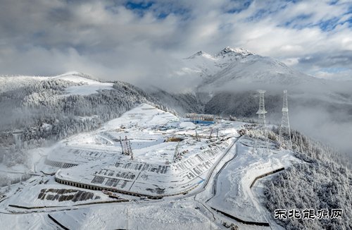 ���ں�����ߵ��ظ�ѹ���վ׮������˳���չ�