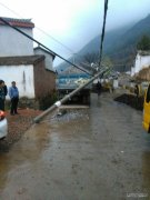 电杆被撞断会泽大海供电所紧急抢修200余户村民有电用