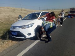 新疆北屯路政局路政员帮助爆胎哈萨克女司机