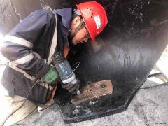 内蒙古南露天煤矿剥离运行部抢修103胶带 力保安全生产