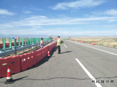 新疆北屯路政局及时纠正高速公路施工单位摆错标志牌行为