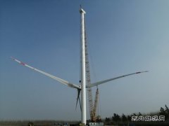 大唐辽宁新能源事业部昌图付家项目完成首台风机吊装