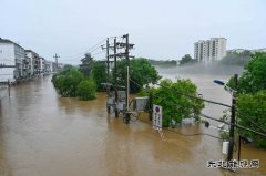 江西婺源：遭强降雨袭击 供电部门迅速组织抢修复电