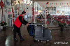 图片新闻：红马甲志愿行动在清洁职工餐厅环境卫生